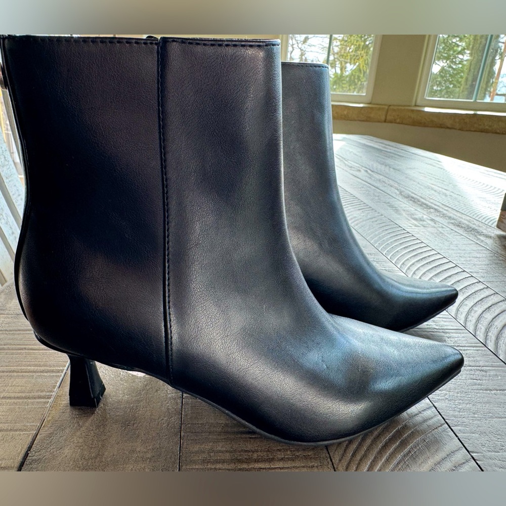 Unisa Faux Leather Black Kitten Heeled Ankle Bootie Women’s Size 7.5 (NWOT)